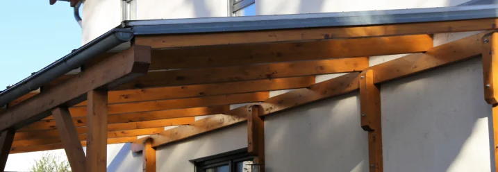 Ein Holz–Carport direkt am Haus